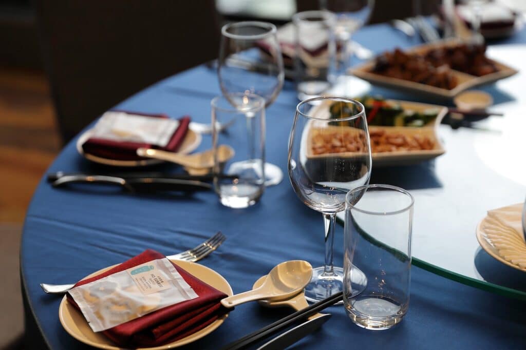 Juhlapöydän kattaus, sininen pöytäliina